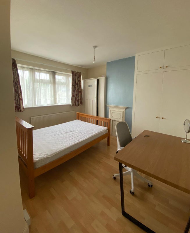 Room Belmont Avenue in Greater London