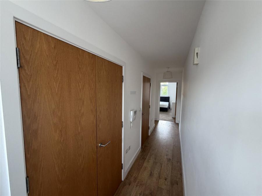 Flat Bowes Road in Greater London
