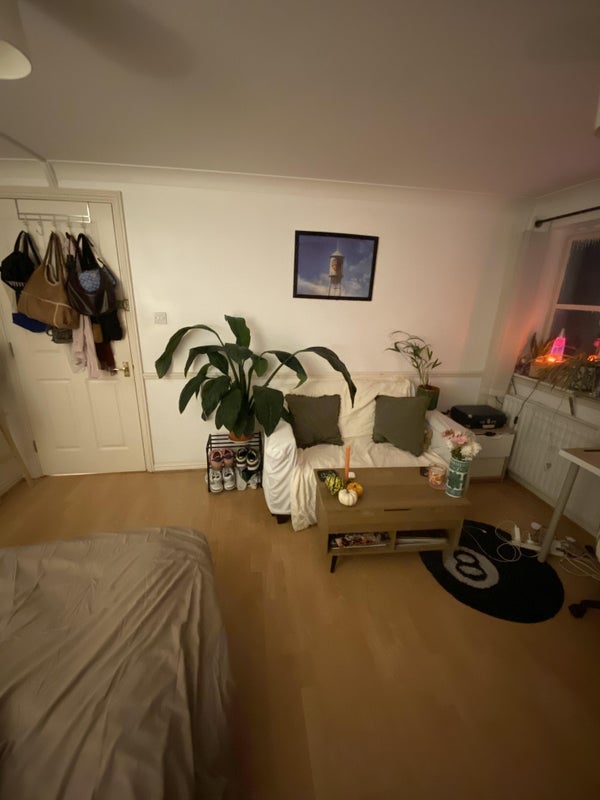 Room Mile End Road in Greater London