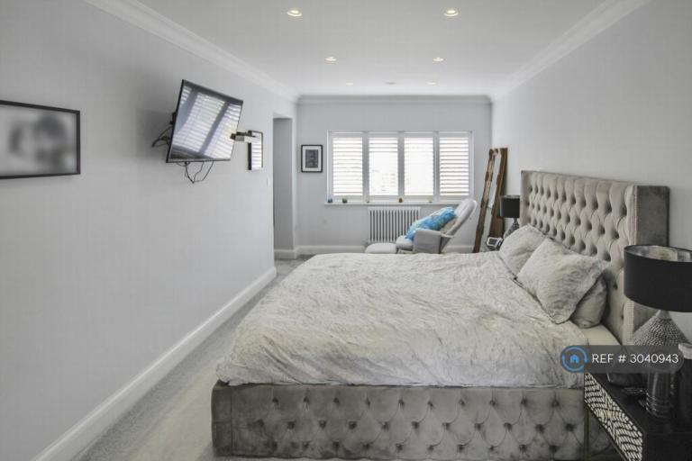 House Frankland Close in Greater London