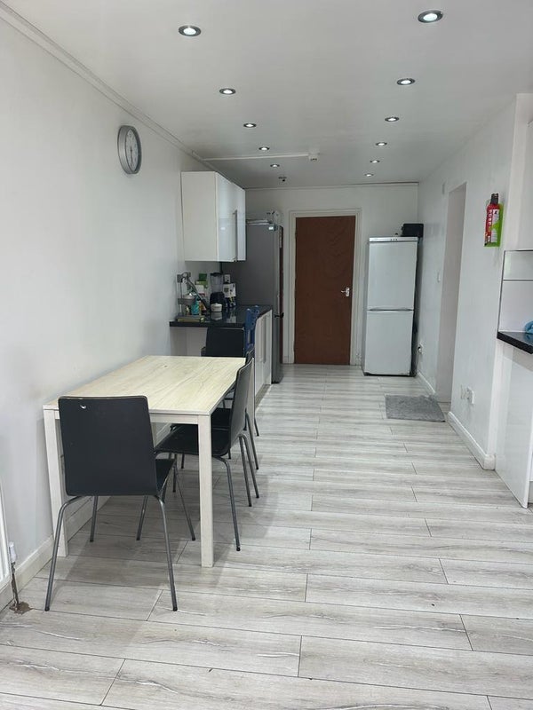 Room Henniker Road in Greater London