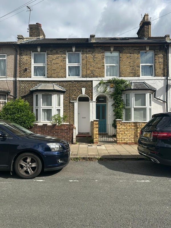 Room Henniker Road in Greater London