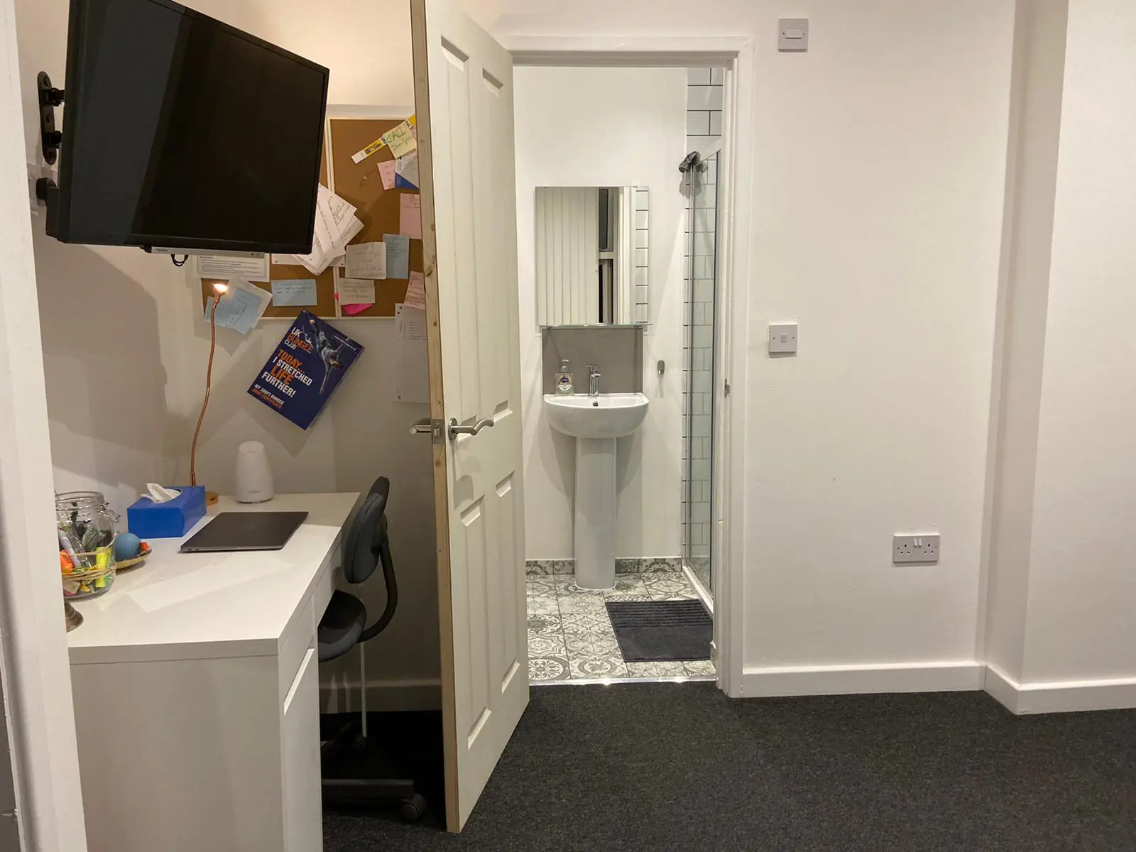 Room Daneshill Road in Leicester