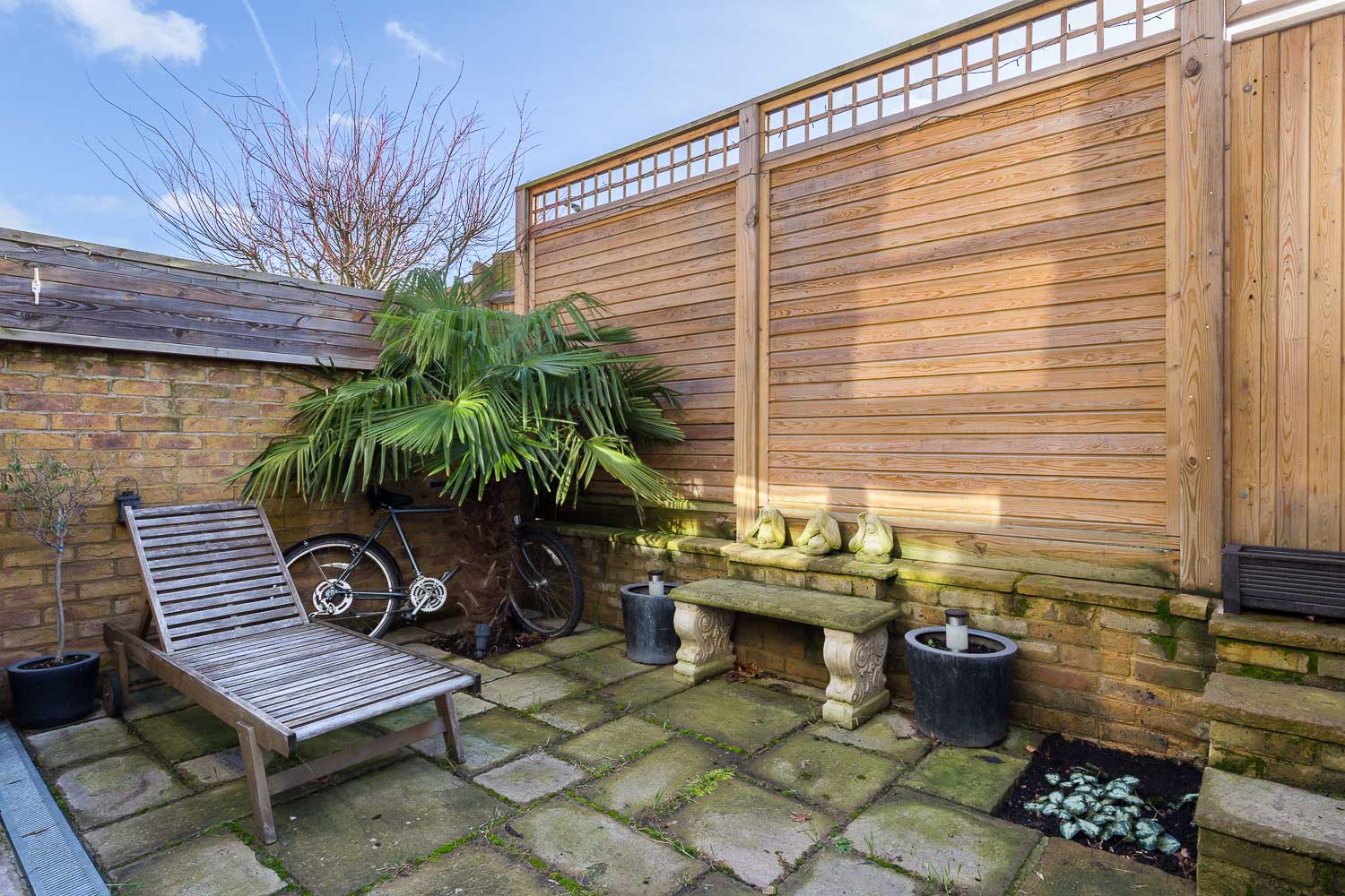 Flat Bramfield Road in Greater London
