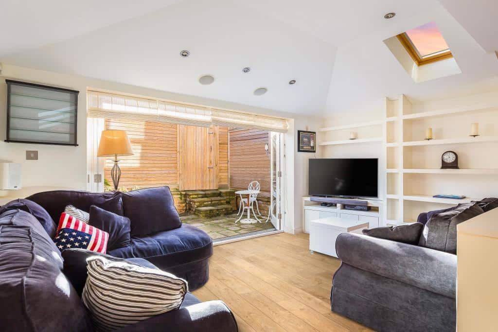Flat Bramfield Road in Greater London