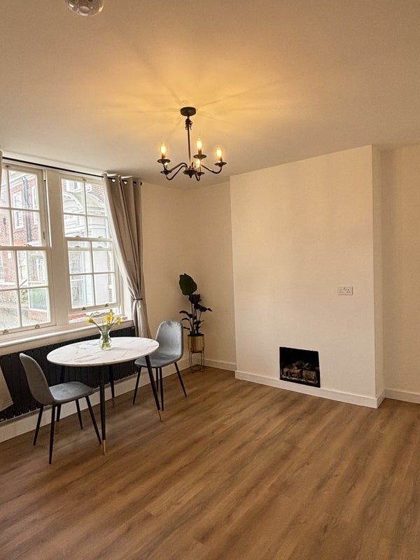 Flat Blakenham Court in Greater London