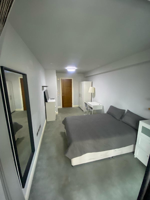 Room Cuba Street in Greater London
