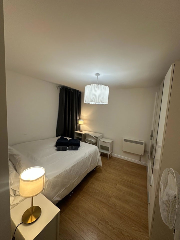 Flat Candle Street in Greater London