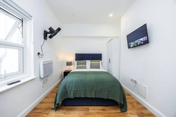 Flat Warwick Road in Greater London