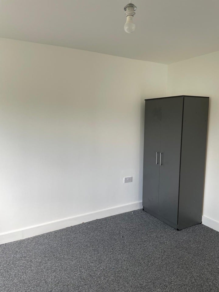 Room Barn Way in Greater London