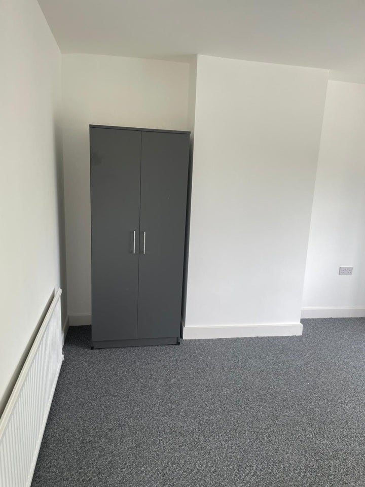 Room Barn Way in Greater London