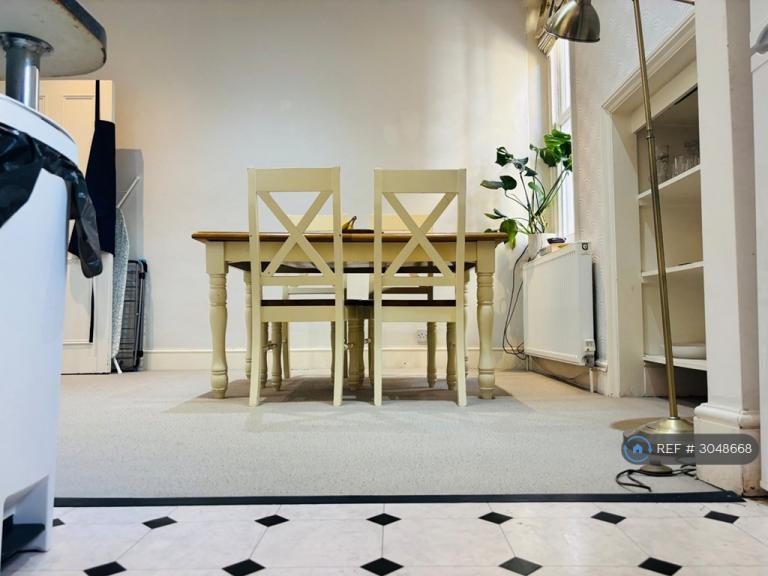 Flat Rushcroft Road in Greater London
