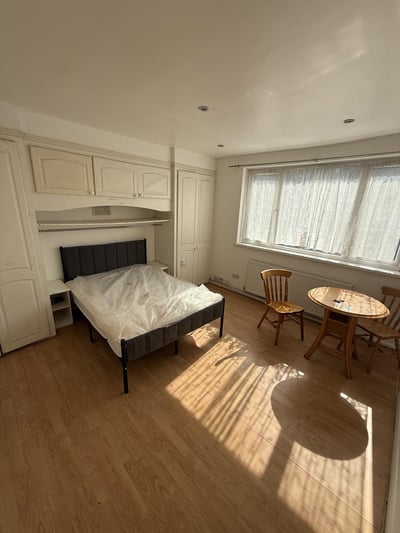 Flat Masefield Lane in Greater London