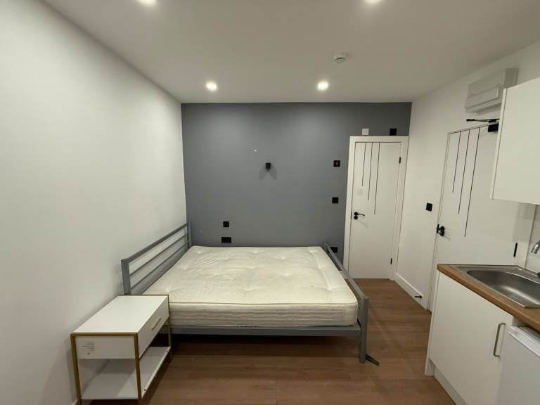 Flat Brent Road in Greater London