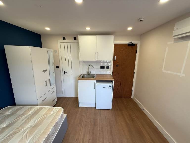 Flat Brent Road in Greater London