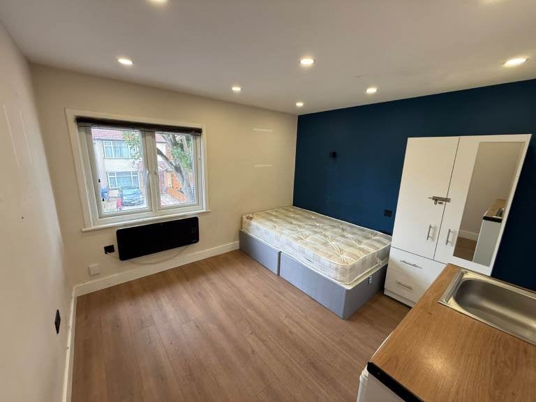 Flat Brent Road in Greater London
