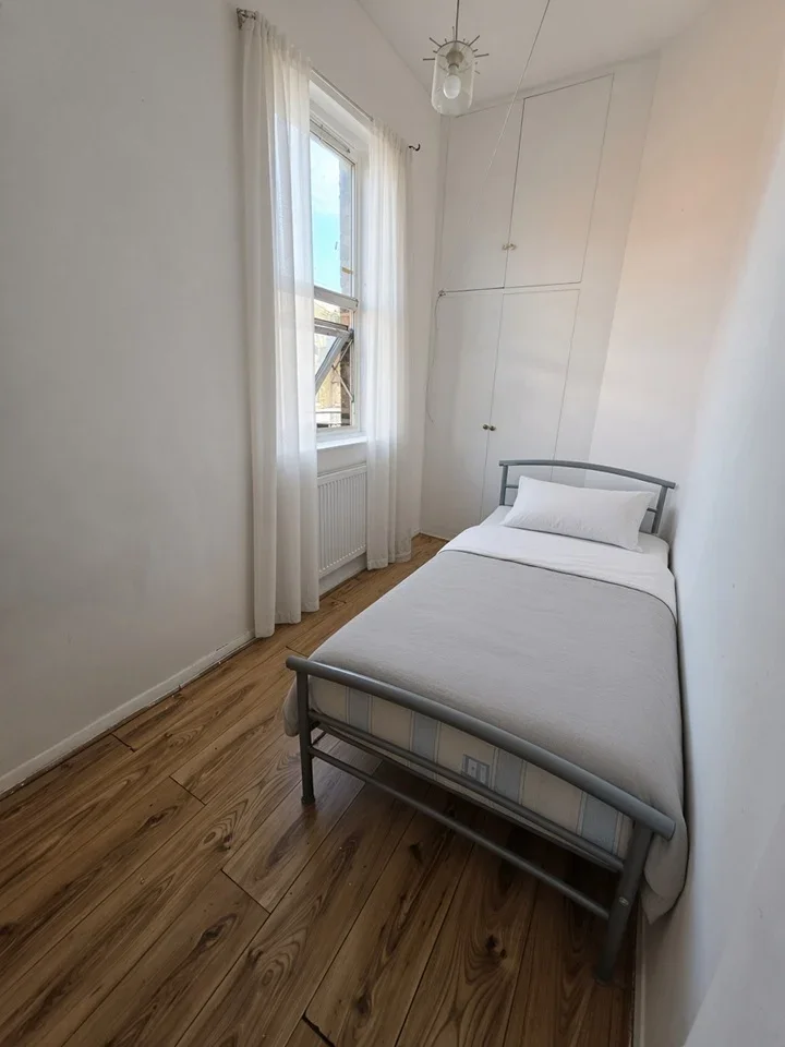 Room Salusbury Road in Greater London