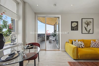 Flat Chequers Lane in Greater London