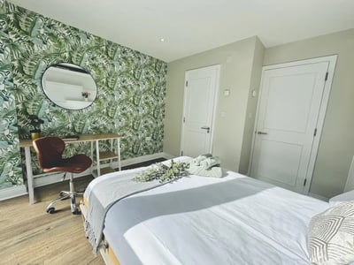 Flat Burston Road in Greater London