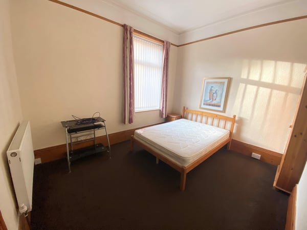 Room Bingley Road in Bradford