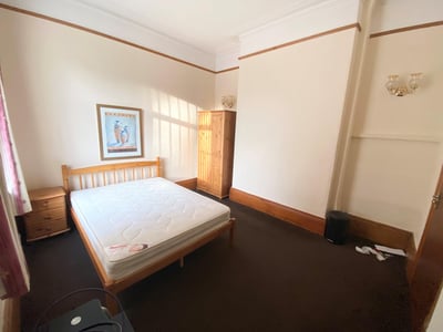 Room Bingley Road in Bradford