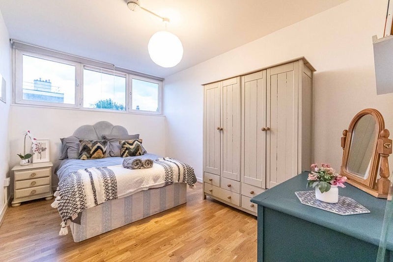 Flat Mintern Street in Greater London
