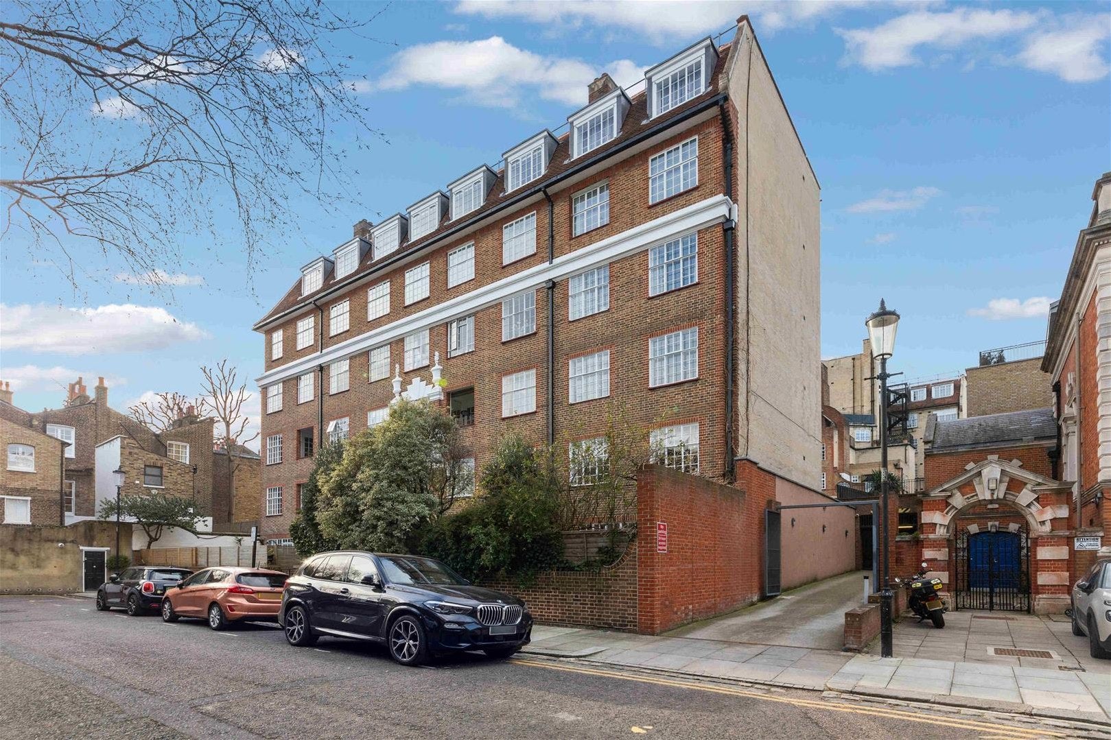 Flat Chelsea Manor Gardens in Greater London
