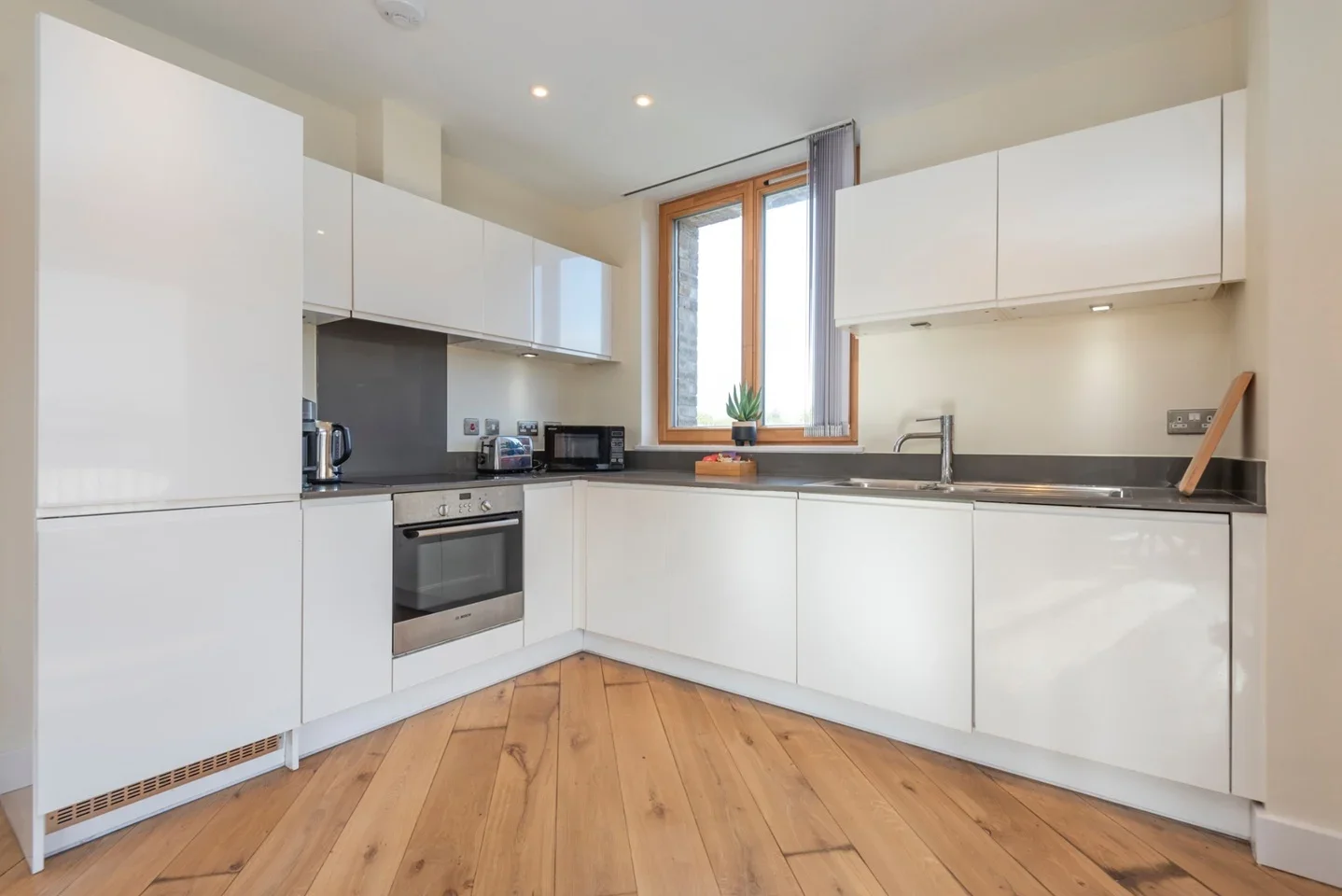 Flat Bramley Road in Greater London