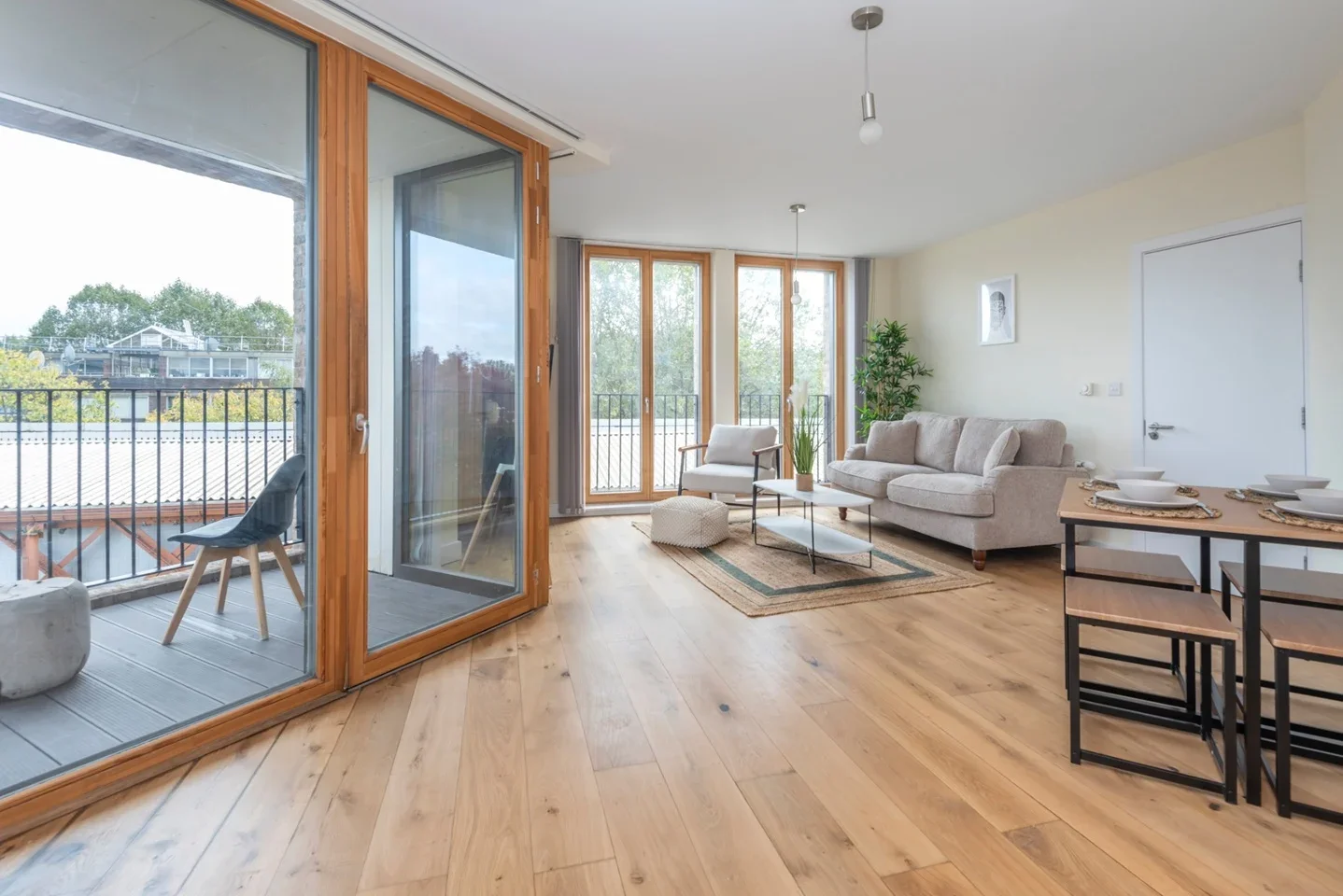 Flat Bramley Road in Greater London