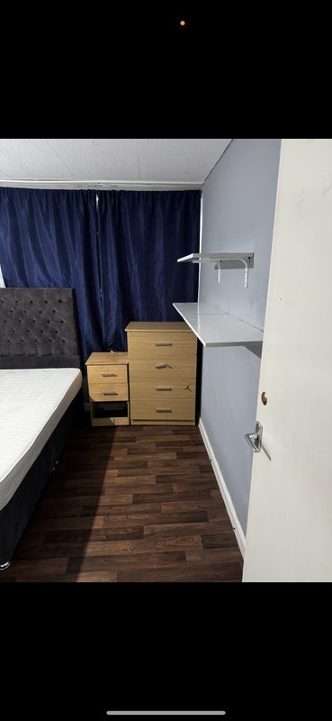 Room Adams Road in Greater London