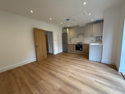 Flat High Road Woodford Green in Greater London
