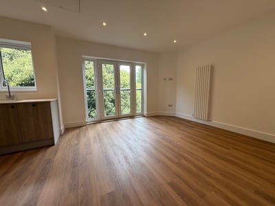 Flat High Road Woodford Green in Greater London