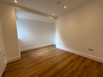 Flat High Road Woodford Green in Greater London