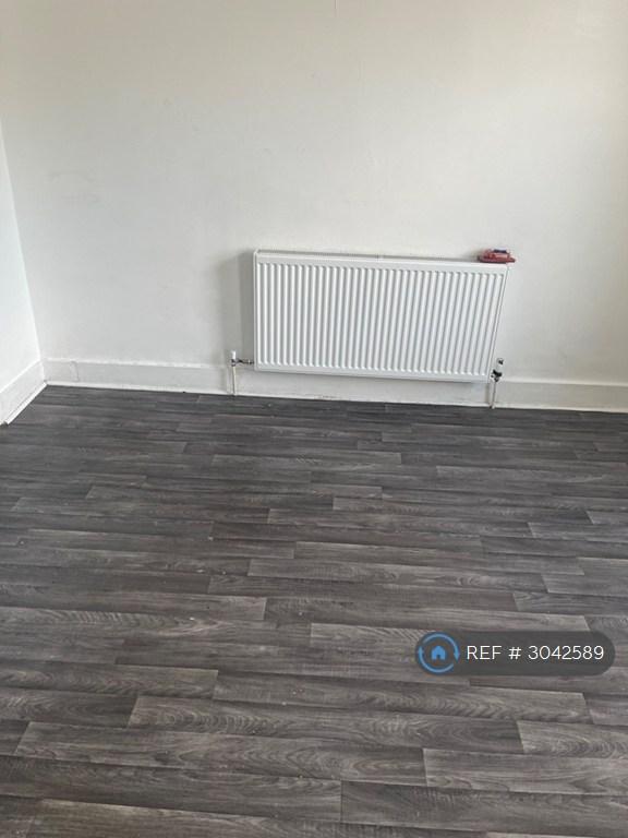 Flat Cobden Road in Greater London
