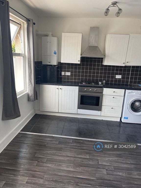 Flat Cobden Road in Greater London