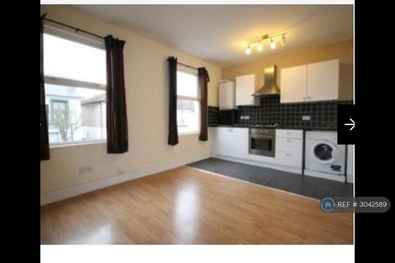Flat Cobden Road in Greater London