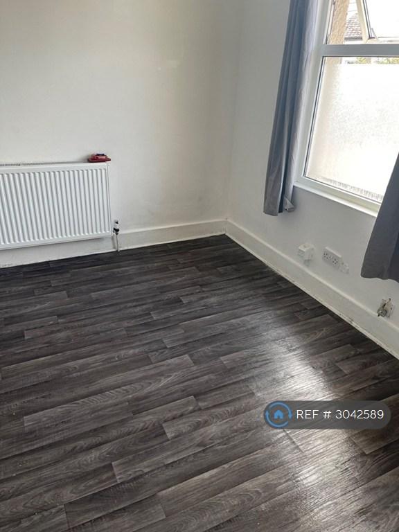 Flat Cobden Road in Greater London