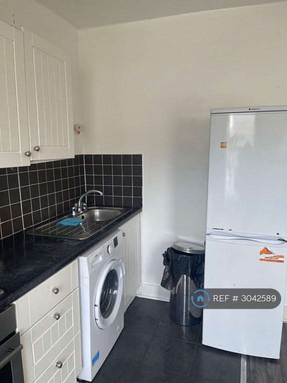Flat Cobden Road in Greater London