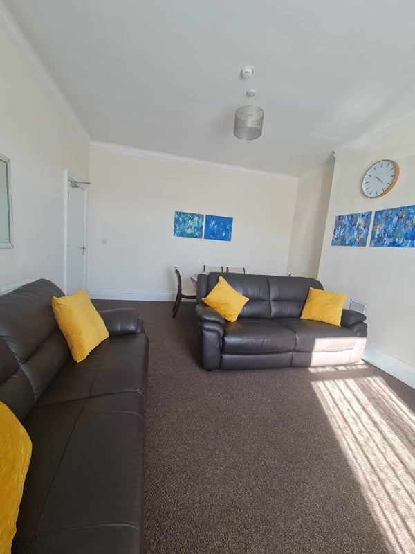 Room Denby Dale Road in Wakefield