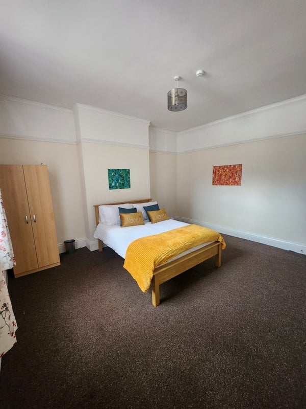 Room Denby Dale Road in Wakefield