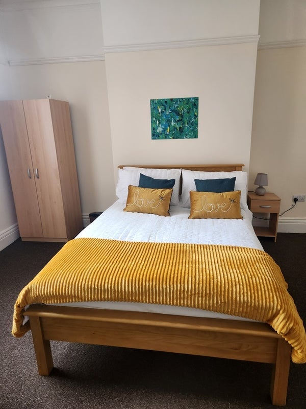 Room Denby Dale Road in Wakefield