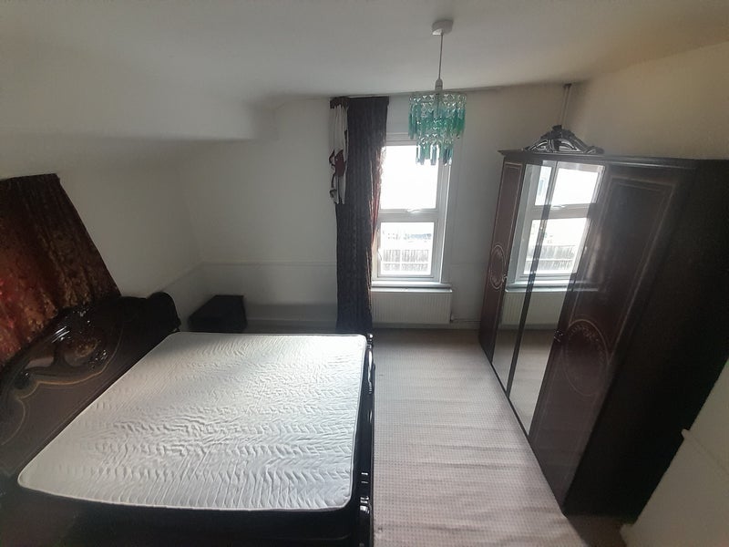 Room Ling Road in Greater London