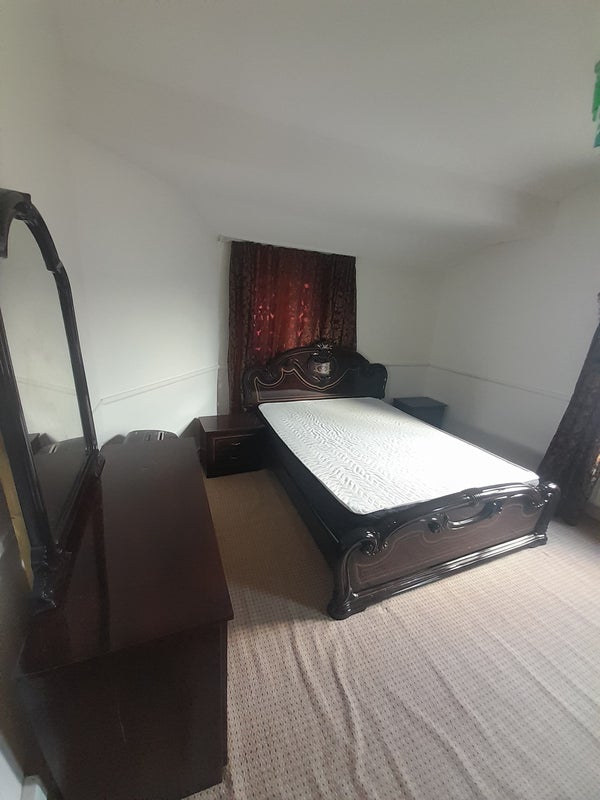 Room Ling Road in Greater London