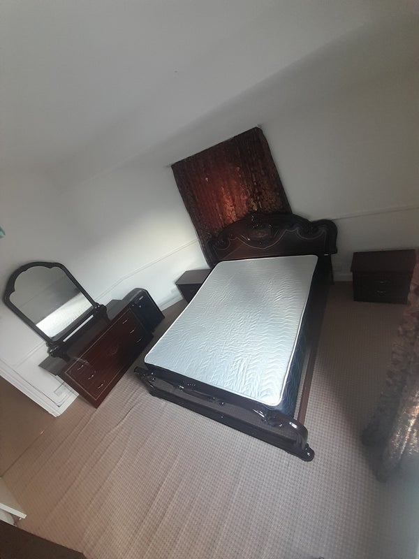 Room Ling Road in Greater London