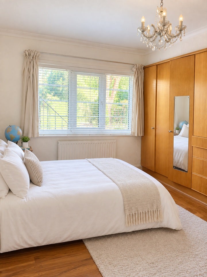 Flat Grove Avenue in Greater London