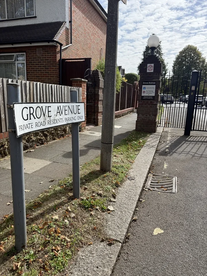 Flat Grove Avenue in Greater London
