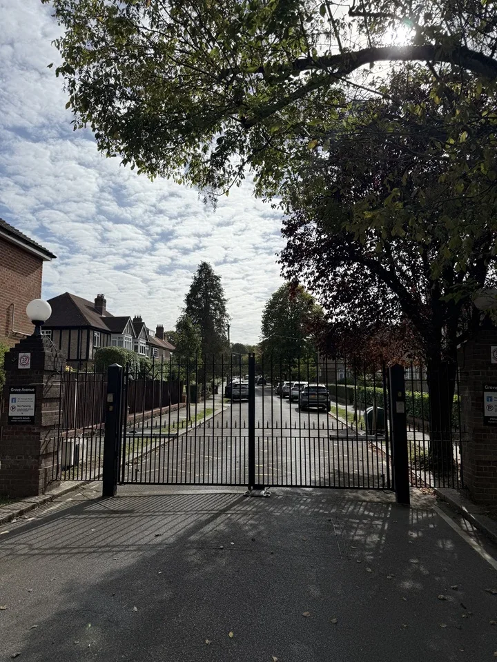Flat Grove Avenue in Greater London