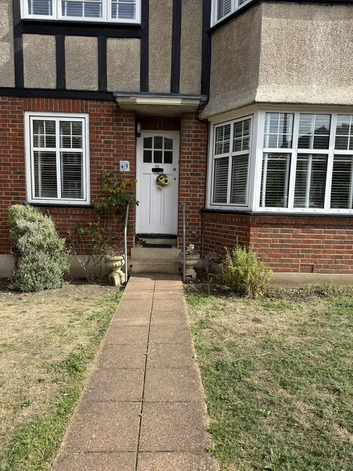 Flat Grove Avenue in Greater London