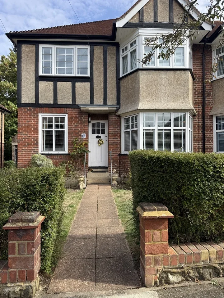 Flat Grove Avenue in Greater London