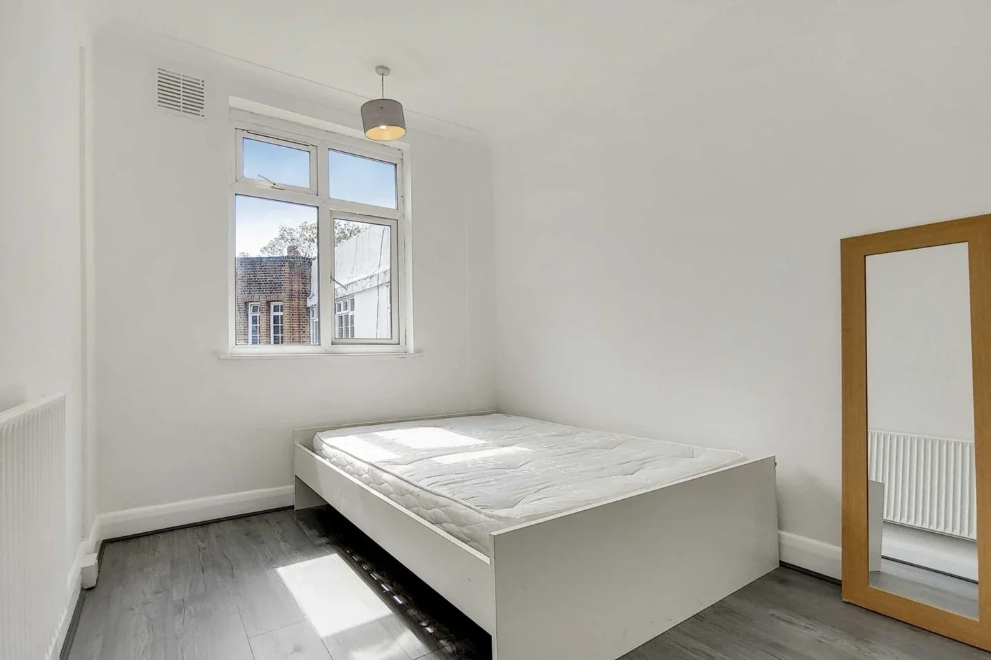 Flat Robinson Road in Greater London